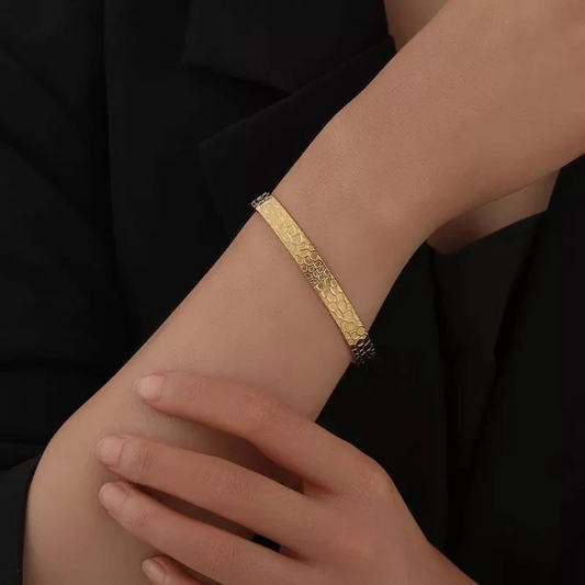 Manchette couleur or femme - Shinyboheme - Bijoux fantaisie pour femme - Bracelet bohochic femme - Ma,chette bohochic - Manchette bohème chic - Bijoux bohochic - Manchette femmme élégante - Bijoux pour tenue de soirée - Bijoux class femme - Bijoux élégant femme pas cher - Bijoux fantaisie femme - Shiny Bohème
